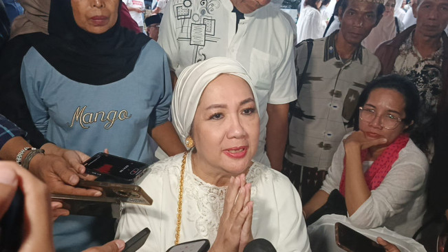 Prosesi Pemakaman Dihadiri Sejumlah Artis Hingga Dipadati Warga, Anak Sulung Titiek Puspa: Saya Sangat Terharu