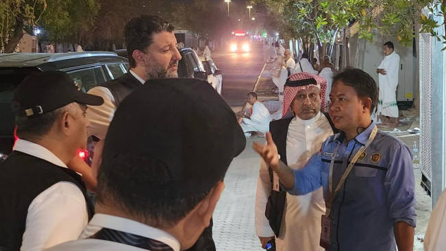 Dirjen PHU Hilman Latief dan Iyad bin Ahmed Rahbini (the Assistant Deputy Minister for Hajj Operations) berkoordinasi lakukan mitigasi kedaruratan. (kemenag.go.id)