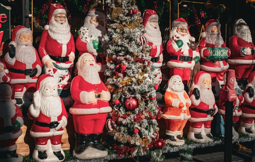 Santa Claus atau Sinterclaas digambarkan sebagai sosok kakek berperut besar, berbaju merah dan berjanggut putih namun ramah. [Pexels/Benoit Roy]