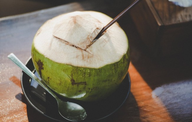 Kaya Nutrisi, Ini 8 Manfaat Air Kelapa Hijau untuk Tubuh