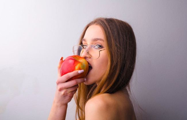 Buah apel untuk kesehatan gigi. (Pexels/Andrea Piacquadio)
