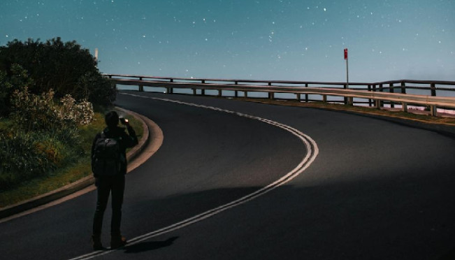 Tips Aman Berkendara Motor di Malam Hari Biar Gak Kena Begal
