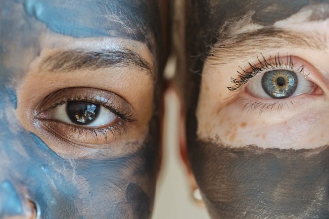 Manfaat "Ajaib" Si Hitam Charcoal untuk Kecantikan
