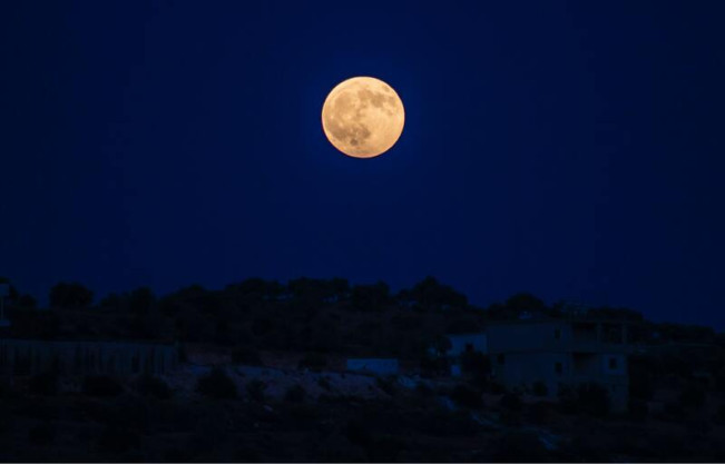 Kamis Malam Ini Bakal Ada Penampakan Fenomena <i>Blue Moon</i>