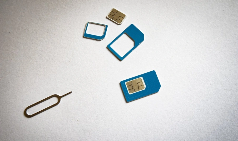 Penggunaan kartu fisik SIM pada ponsel mulai tergeser. [Pexels]