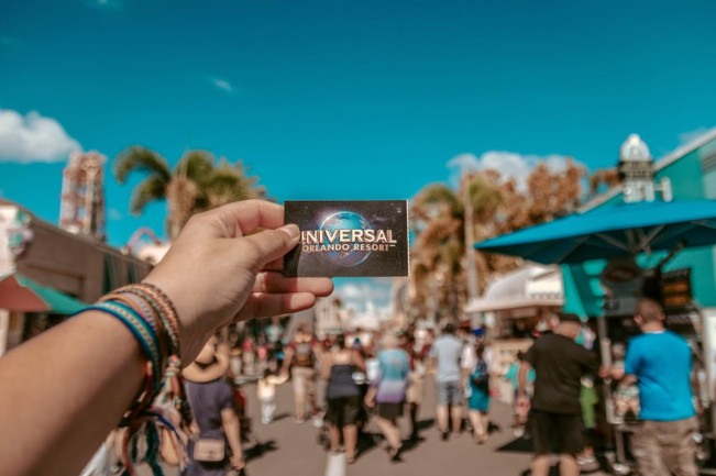 Tiket ke Unviersal Studio. (Pexels/Caroline Cagnin)