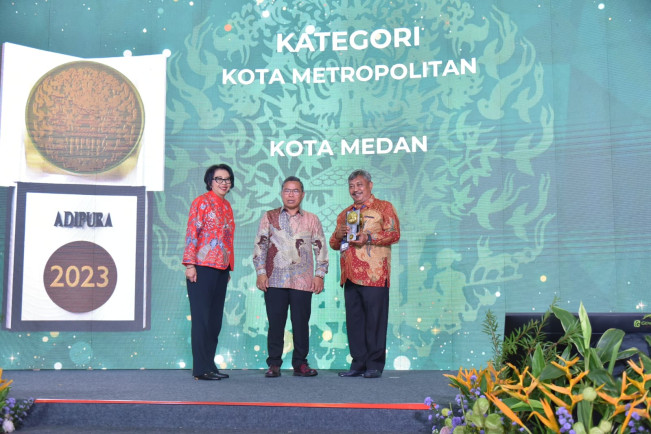 Wali Kota Bobby Nasution Bawa Kembali Piala Adipura ke Medan Usai 12 Tahun Menanti
