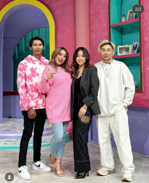 Pinkan Mambo kedua kiri saat acara TV. (Instagram @pinkan_mambo)