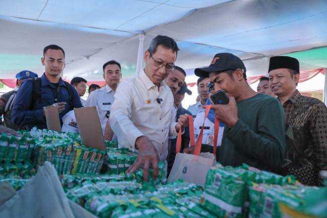 Antusias! Warga Serbu 500 Paket Sembako Murah di Cakung