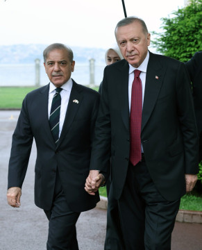 Pertemuan Presiden Turki Recep Tayyip Erdogan dengan Perdana Menteri Pakistan Shehbaz Sharif. (Twitter @CMShehbaz)