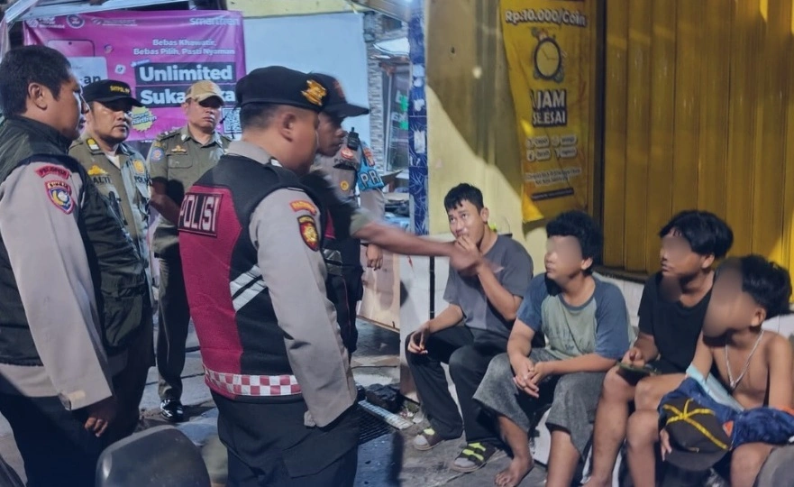 Petugas Polsek Koja mengamankan tiga pengaman ber-cosplay pocong, Senin (24/11/2025). [Instagram @polsek_koja]