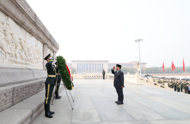 Prabowo Kunjungi Monumen Pahlawan Rakyat di Tiananmen, Disambut 'Flowers to the Heroes'