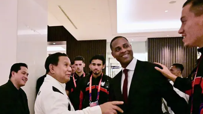 Berjaket Putih dengan Nomor 08, Prabowo Tiba di GBK Saksikan Laga Indonesia Vs Bahrain