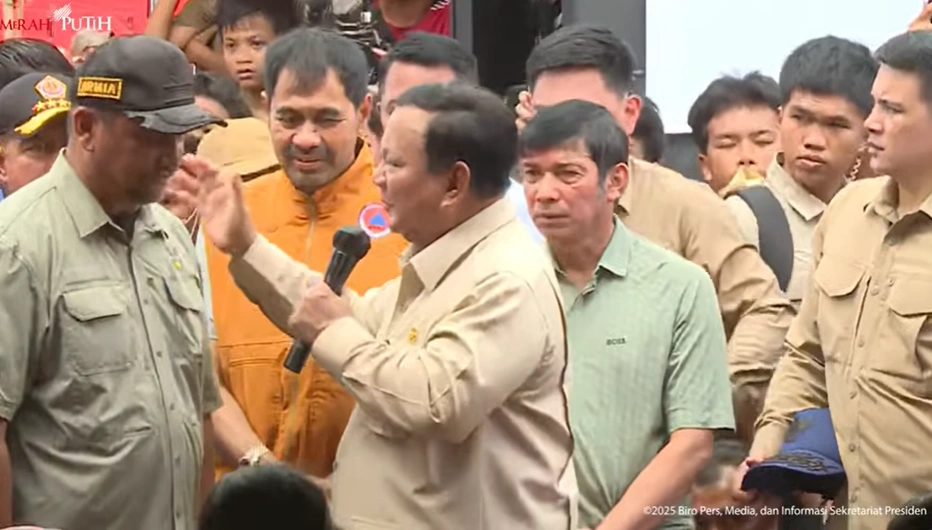 Presiden Prabowo Subianto didampingi Gubernur Aceh Muzakir Manaf dan Bupati Aceh Tamiang Armia Pahmi, Jumat (12/12/2025). [YouTube]