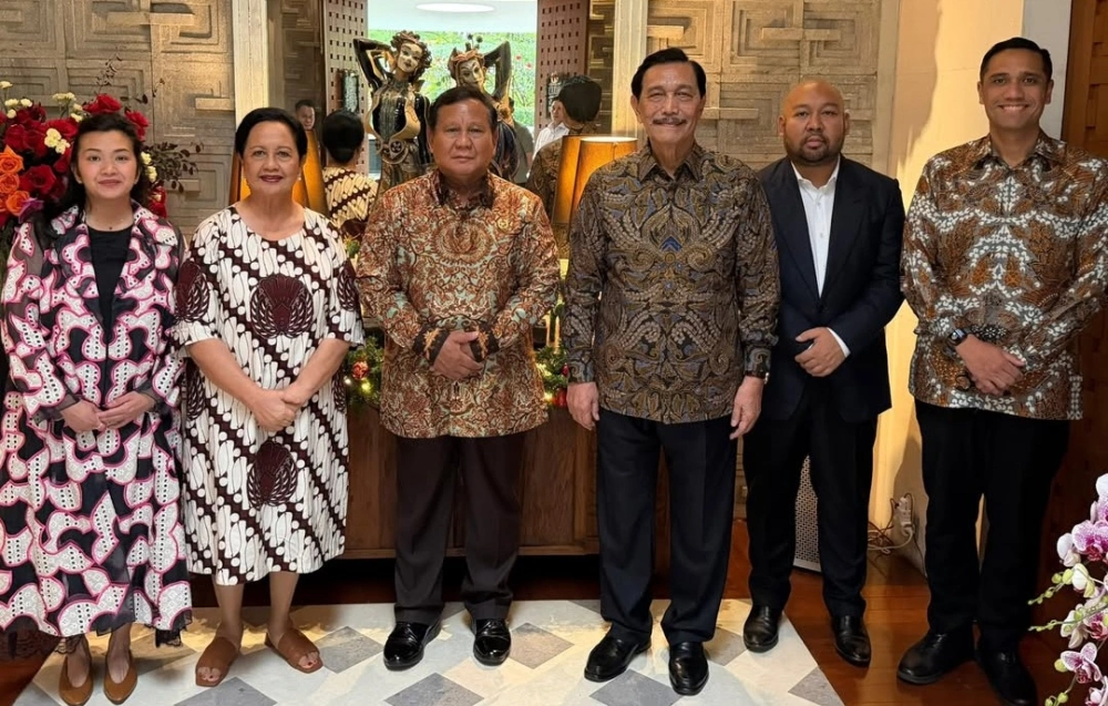 Presiden Prabowo Subianto berfoto dengan Ketua DEN Luhut Binsar Pandjaitan beserta keluarga. [Instagram @luhut.pandjaitan]