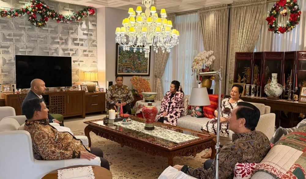 Presiden Prabowo Subianto didampingi putranya, DIdiet Prabowo, berbincang dengan keluarga Luhut Binsar Pandjaitan. [Instagram @luhut.pandjaitan]