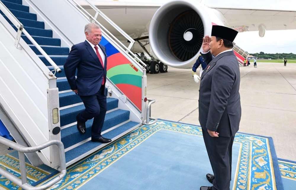 Presiden Prabowo Subianto menyambut kedatangan Raja Yordania, Raja Abdullah II bin Al Hussein, di Bandara Halim Perdanakusuma, Jakarta, Jumat (14/11/2025). [Dok. Setneg]
