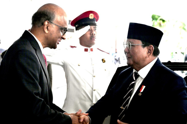  Presiden Prabowo Subianto berjabat tangan dengan Presiden Singapura Tharman Shanmugaratnam di salah satu hotel di Singapura pada Senin, 16 Juni 2025. (Foto: BPMI Setpres/Cahyo)