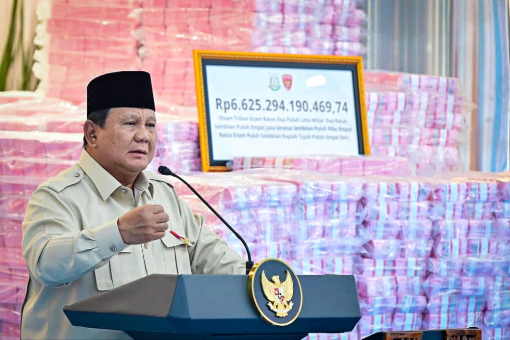 Presiden Prabowo Subianto menyampaikan sambutan saat menghadiri penyerahan hasil penyelamatan keuangan negara di Kompleks Kejagung, Jakarta, pada Rabu (24/12/2025). [Dok. BPMI Setpres]