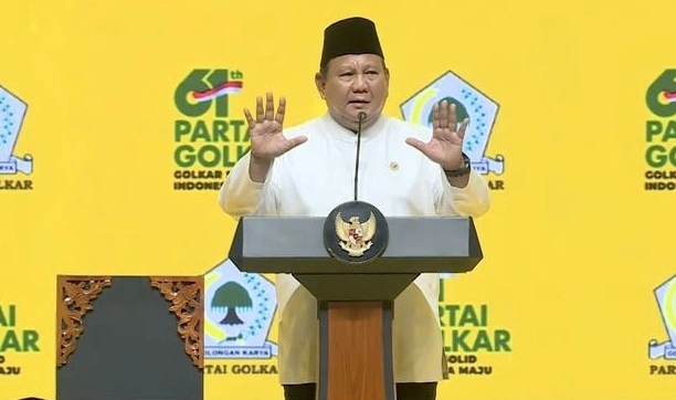 Presiden Prabowo Subianto memberikan sambutan dalam acara Doa Bersama Malam Puncak HUT ke-61 Partai Golkar di Istora Senayan, Jakarta, Jumat (5/12/2025) malam. [Dok. Golkar]