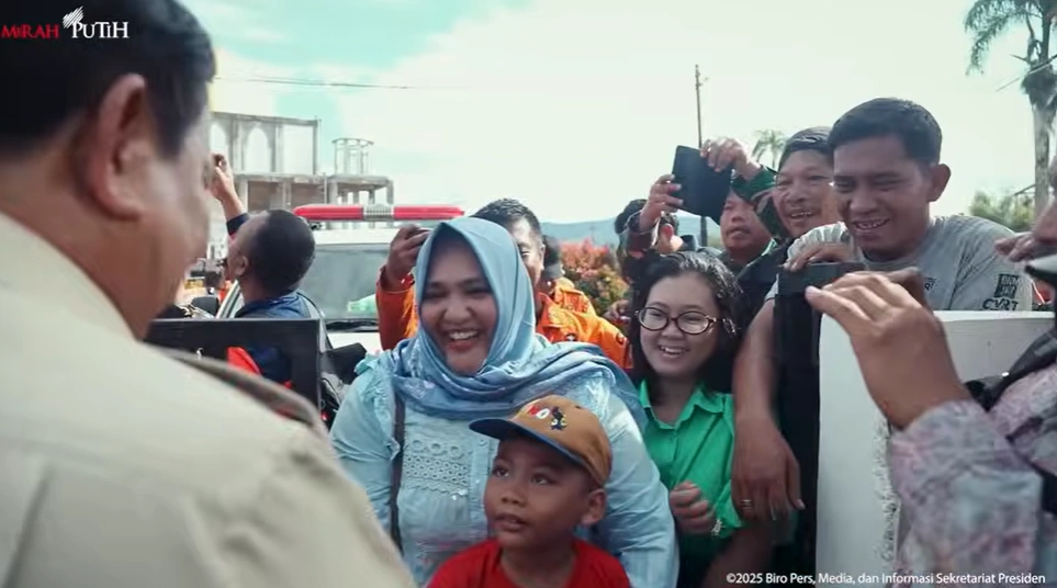 Momen Lucu Prabowo Dipanggil 'Pak Gemoy' oleh Bocah Saat Tinjau Banjir Sumut