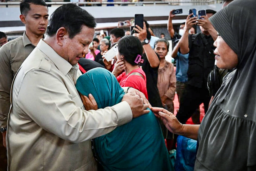 Presiden Prabowo Subianto meninjau langsung posko pengungsian dan berdialog dengan warga terdampak banjir di GOR Pandan, Tapanuli Tengah, Sumut, pada Senin 1 Desember 2025. [Dok. BPMI Setpres]
