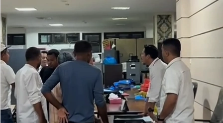 Momen preman diduga suruhan Salmin Janidi mendatangi kantor BKD. [Instagram]