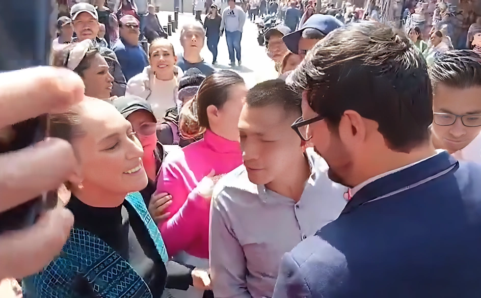 Presiden Meksiko masih melayani ajakan pelaku untuk foto bersama. [TikTok]