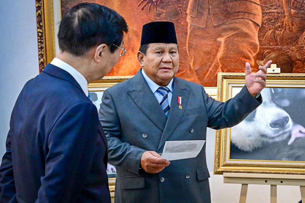 Presiden Prabowo dengan Ketua MPR Tiongkok Wang Huning di Istana mengabarkan kelahiran Satrio Wiratama. [setkab.go.id]