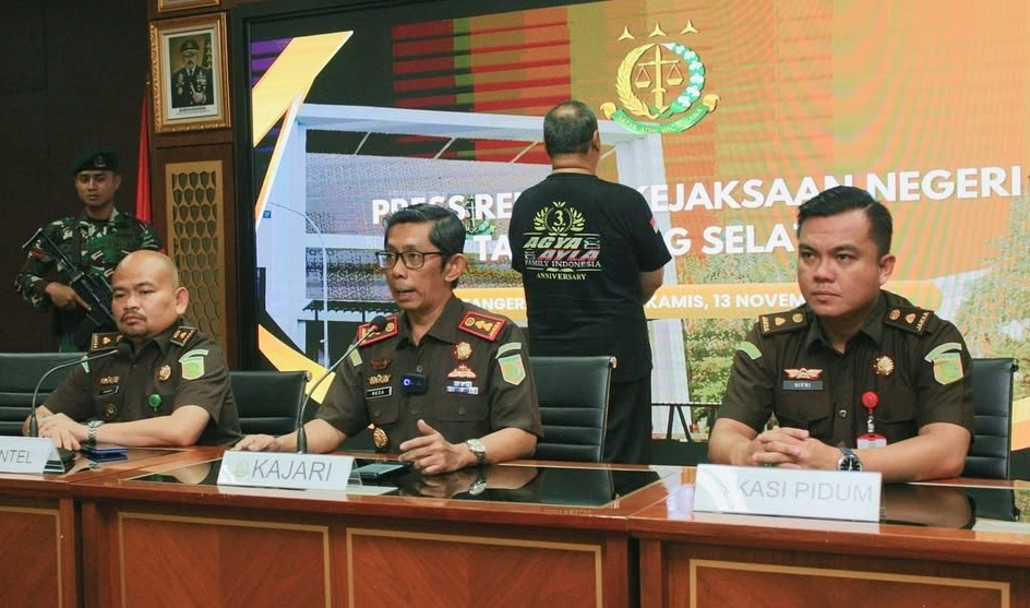 Kajari Tangsel Apreza Darul Putra dalam konferensi pers terkait pengamanan jaksa gadungan, Tonny Renaldo Matan (TRM). [Instagram @kejaritangsel]
