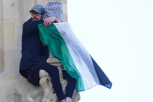 Pria Panjat Big Ben Bawa Bendera Palestina Ditangkap, 17 Jam di Menara Kaki Berdarah