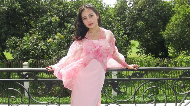 Prilly Gak Open House Capek Syuting Horor, Jalani Lebaran Bersama Keluarga Sajikan Menu Tradisi Keluarga