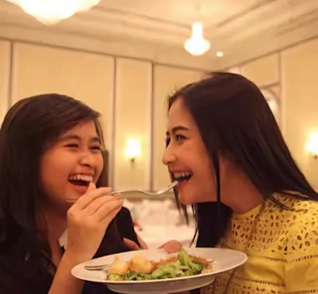 Prilly Latuconsina dan Gritte Agatha. (Twitter)