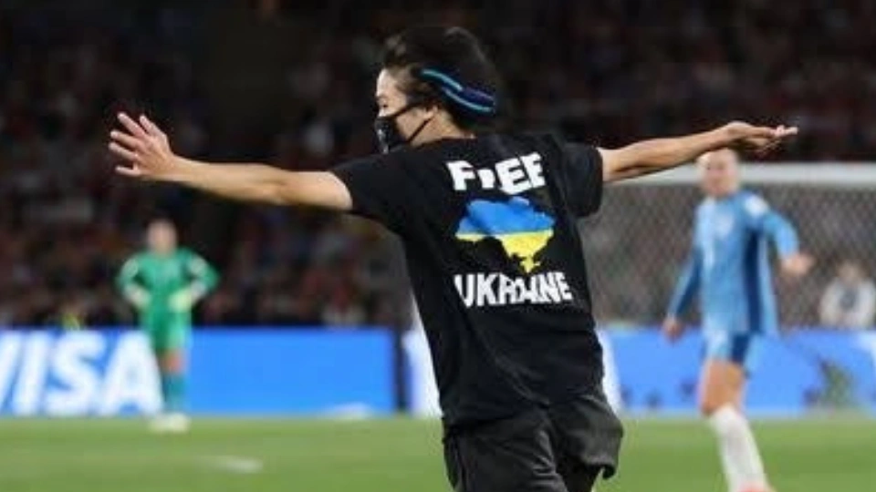 Sosok Pyjama Man yang menyerang Ariana Grande [Instagram.com/pyjamamann]