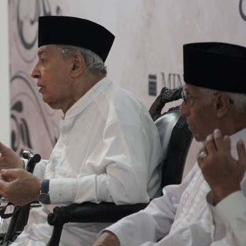 Ulama Prof Quraish Shihab saat 40 hari Ibrahim Assegaf yang juga menantunya. (Instagram @najwashihab)