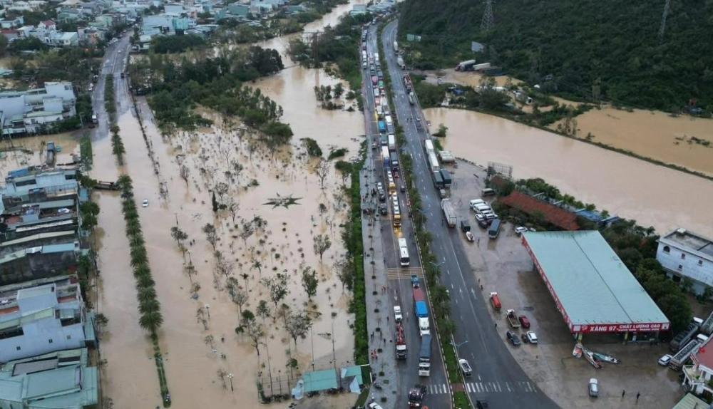 Quy Nhon, kota wisata di Vietnam ikut tenggelam akibat meluapnya Sungai Ha Thanh. [Facebook]