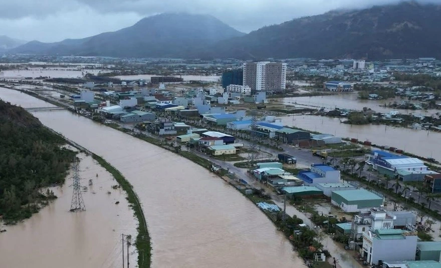 Quy Nhon, kota wisata di Vietnam tenggelam setelah Sungai Ha Thanh meluap [Facebook]