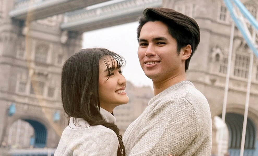Raden Mas Axel Caesario dan Luna Shabrina saat liburan ke Inggris. [Instagram @shabrinaaluna]