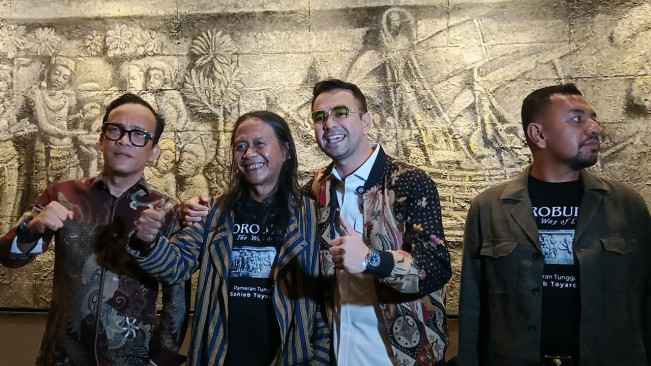 Raffi Ahmad hadiri pameran Borobudur: The Way of life karya Sohieb Tayaroja (12/7) [Selvianus Kopong Basar]