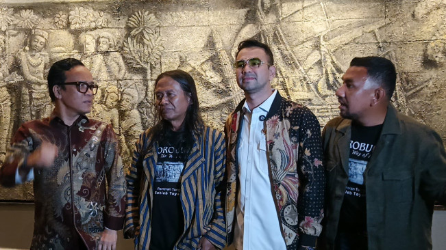 Raffi Ahmad hadiri pameran Borobudur: The Way of life karya Sohieb Tayaroja (12/7) [Selvianus Kopong Basar]