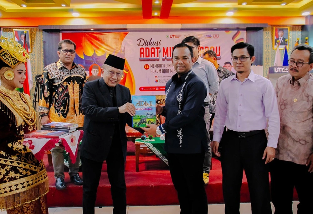 Tan Sri Rais Yatim saat hadiri acara diskusi yang digelar Universitas Muhammadiyah Sumatera Barat. [Dok. UMSB]