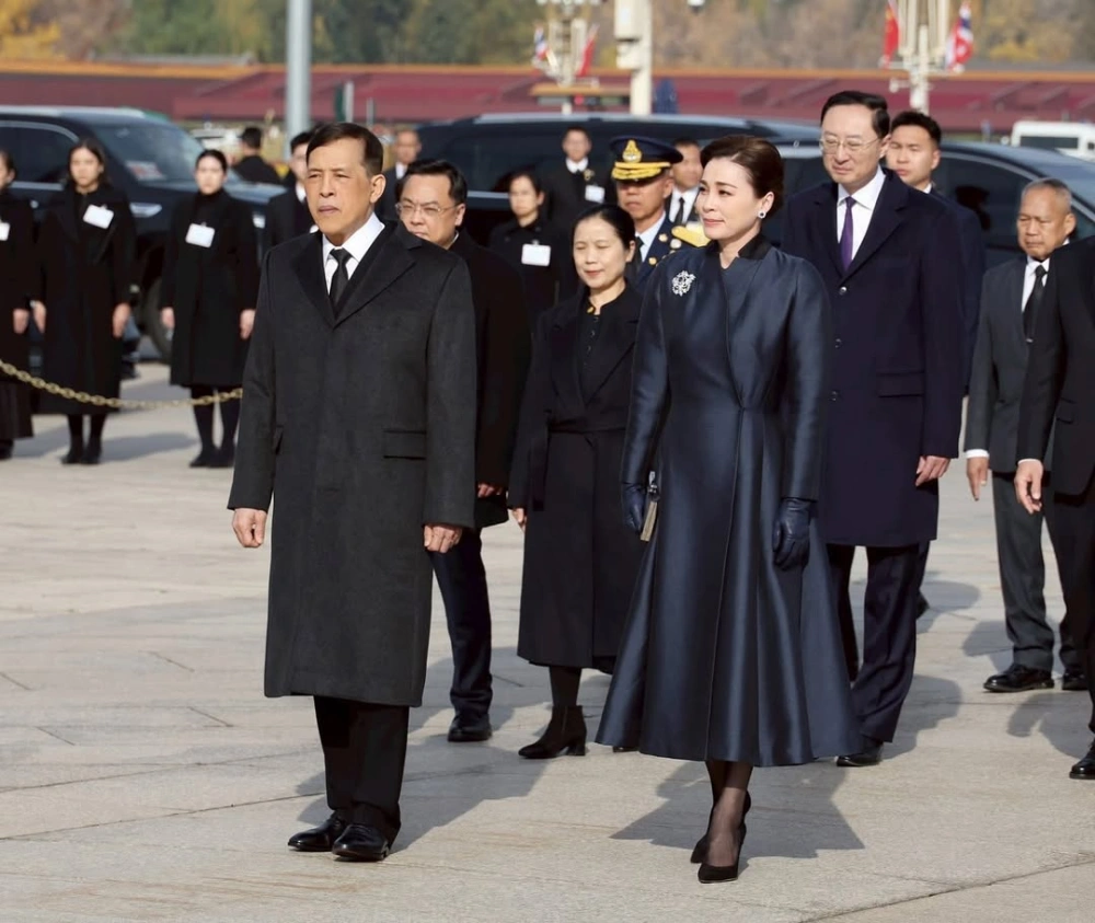Raja Maha Vajiralongkorn bersama Permaisuri Suthida Vajiralongkorn Na Ayudhya. Restui pembubaran DPR Thailand. [Instagram]