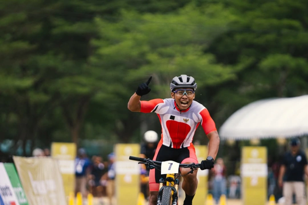 Ekspresi Rendy Varera Sanjaya usai memenangkan lomba MTB Cross Country Eliminator di SEA Games 2025. [Instagram @rendyvarera04]