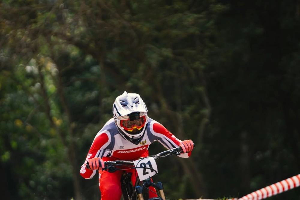 Rendy Varera Sanjaya saat tampil di nomor MTB downhill putra pada SEA Games 2025. [Instagram @rendyvarera04]