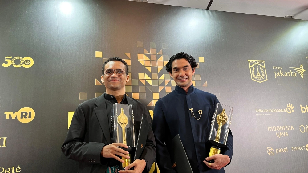 Debut Menulis, Reza Rahadian Langsung Bawa Pulang Piala Bergengsi