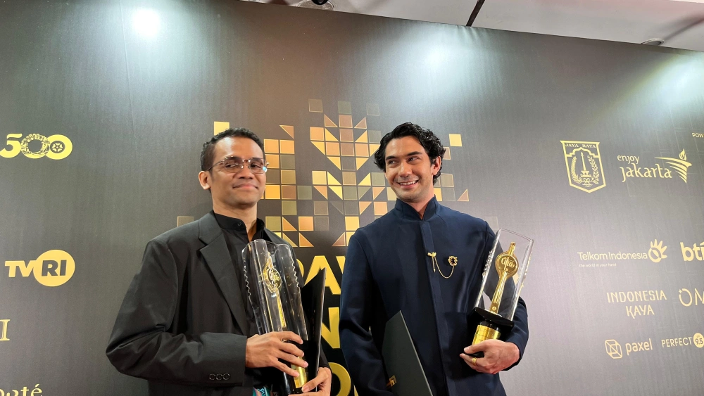 Reza Rahadian dan Felix K. Nesi peraih penghargaan Penulis Skenario Asli Terbaik untuk film Pangku (FTNews/Raka)