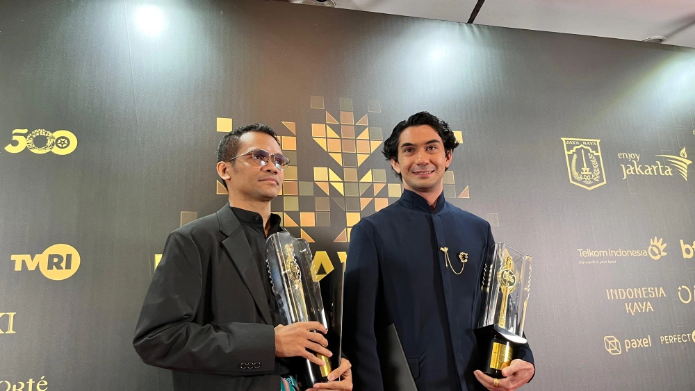 Reza Rahadian dan Felix K. Nesi peraih penghargaan Penulis Skenario Asli Terbaik untuk film Pangku (FTNews/Raka)