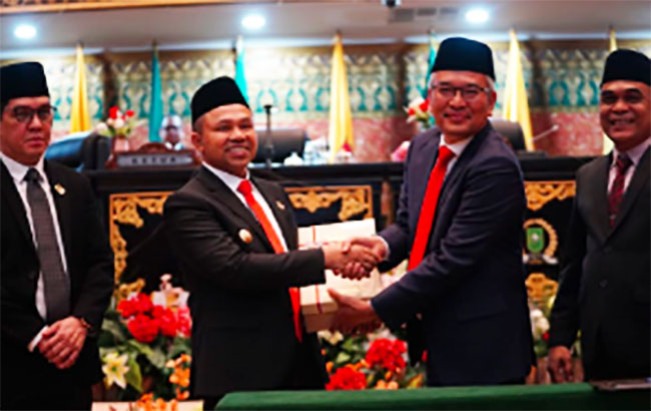Gubernur Riau Abdul Wahid (kiri) menerima Laporan Hasil Pemeriksaan (LHP) atas Laporan Keuangan Pemerintah Provinsi Riau Tahun Anggaran 2024. Penyerahan berlangsung pada Senin, 2 Juni 2025, di Ruang Rapat Paripurna DPRD Provinsi Riau./Foto: mediacenter.riau