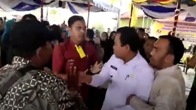 Memalukan! Di Depan Khalayak, Bupati dan Wakil Bupati Rohil Nyaris Baku Pukul