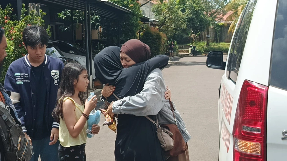 Richa Novisa, istri almarhum Gary Iskak tak kuasa menahan tangisnya. [FTNews/Selvianus Kopong Basar]